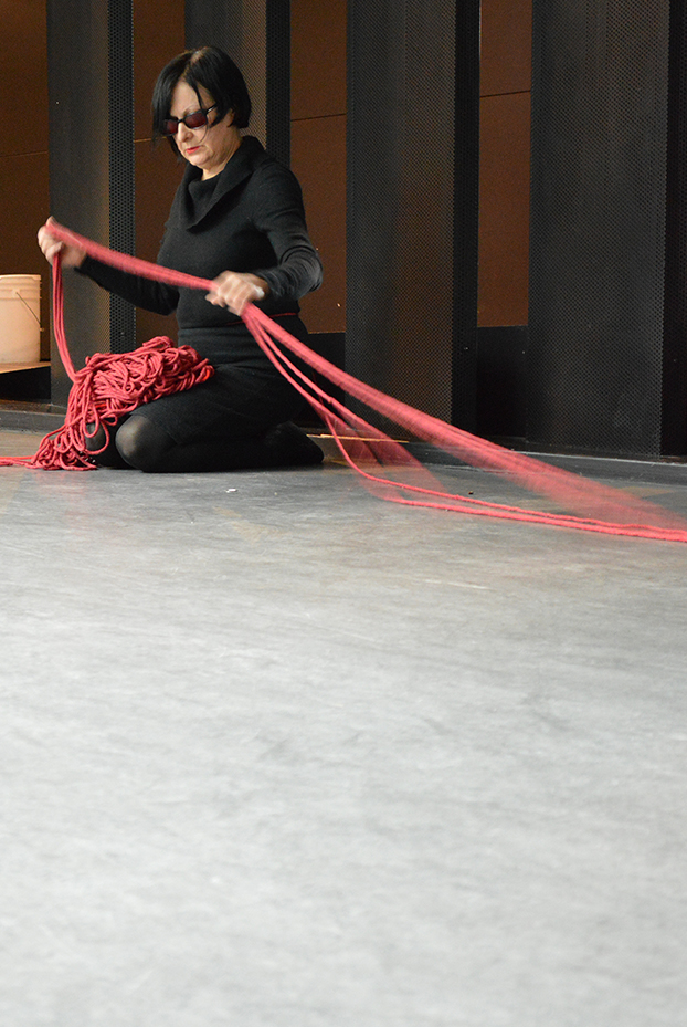 Nicole Panneton - Déambulation dans un lieu incertain - Performance - Art Souterrain Mise en lumière - Place des arts - Montréal - Crédit photographique Evelyne Bouchard - 2013